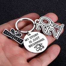 将图片加载到图库查看器，2021 Graduation Key Chain for Him Her Class of 2021 Student Gifts from Mom Dad Teacher Inspirational Key Chain for Teens Boys Girls Key Chain Birthday Wedding Gifts for Graduates Souvenir
